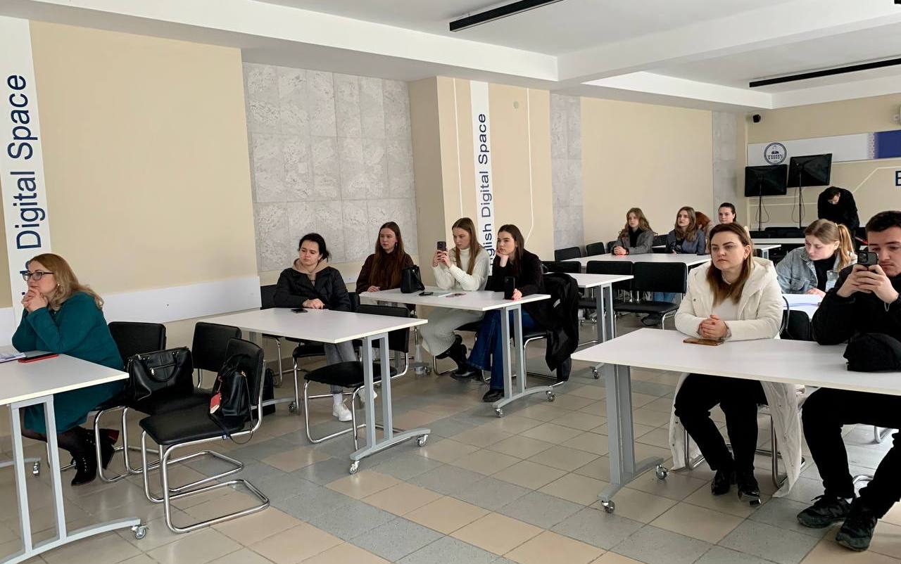 Студенти та викладачі стухають майстер-клас